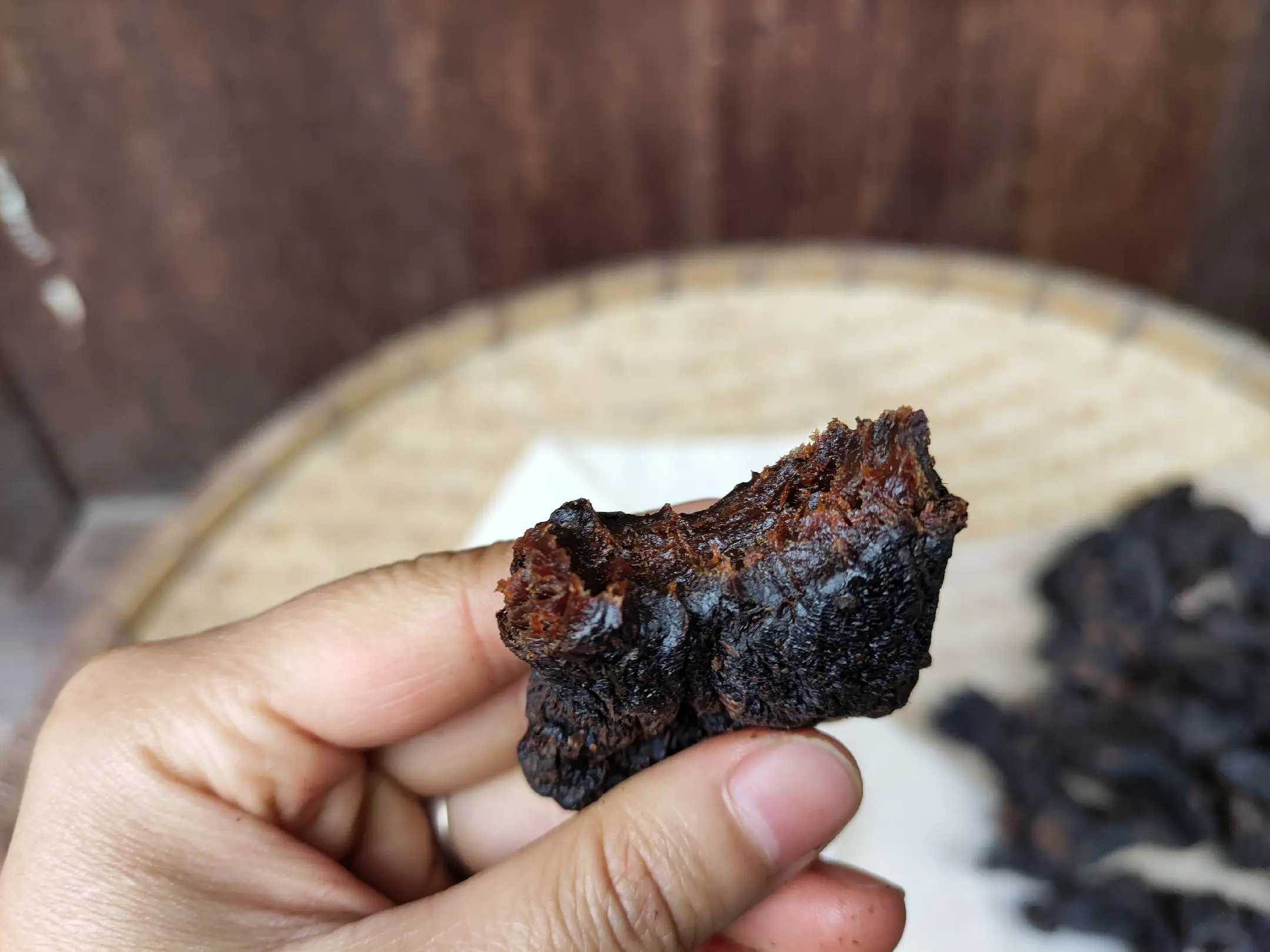 图片说明:新鲜熟地黄药材特写,呈现深褐色质地,表面光滑有光泽 熟地黄药材展示图