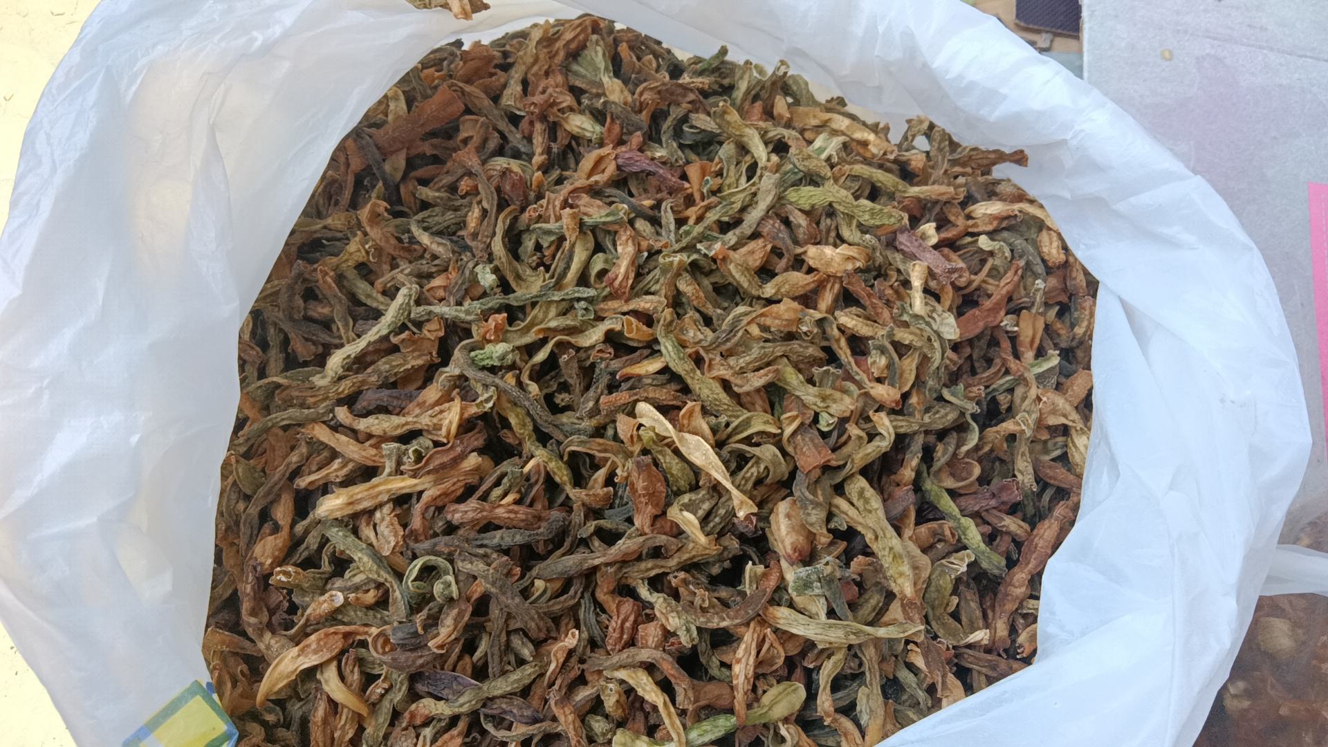 俯拍高清图:豆干表面泛茶油光泽,可见细微焦化纹路;金黄泡椒完整嵌于豆干间隙,翠绿紫苏叶新鲜舒展,无蔫萎或焦黑现象 正宗泡椒臭干子出锅特写:油亮琥珀色豆干块堆叠,嵌着金黄泡椒与翠绿紫苏叶