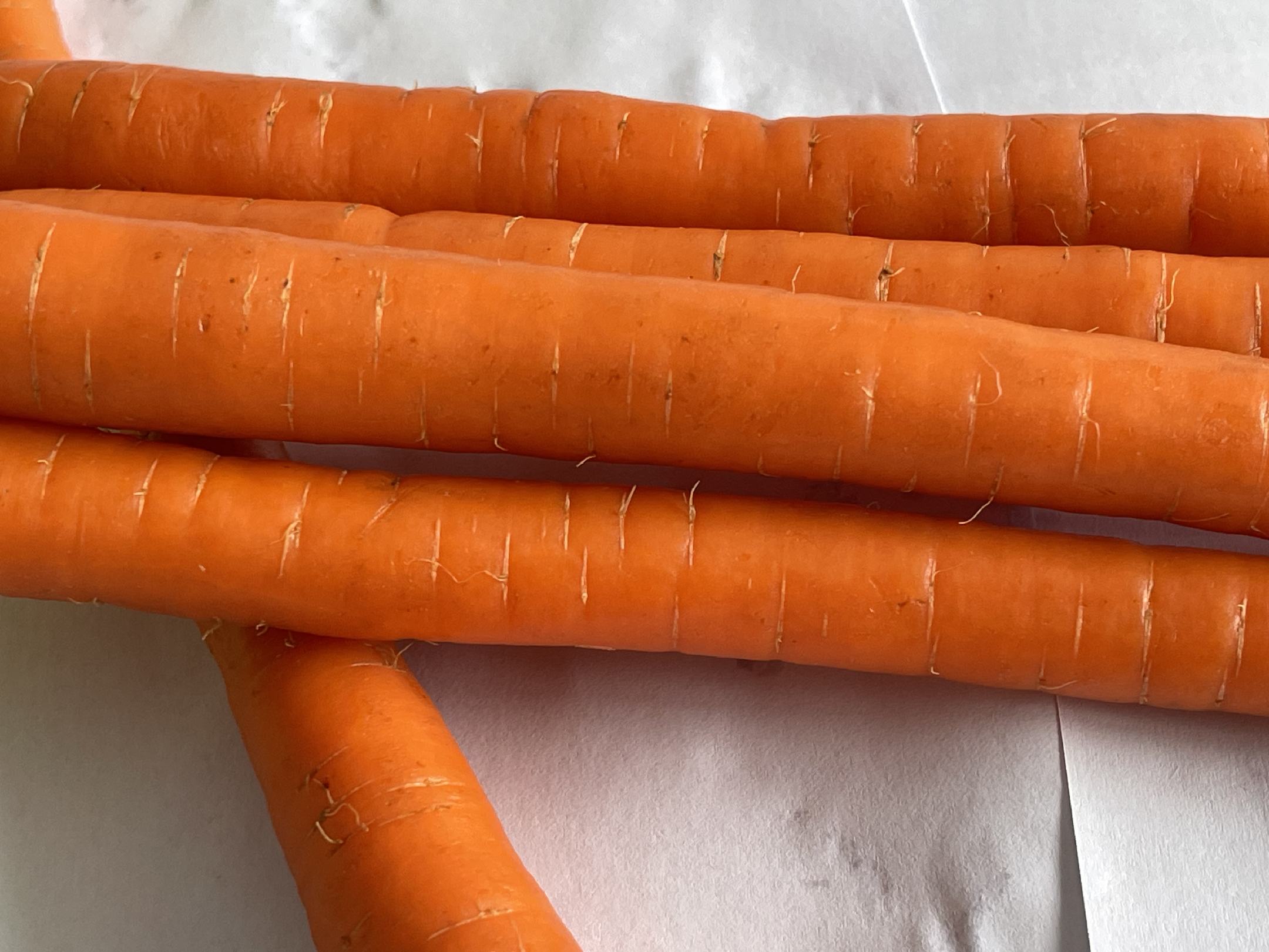 一杯新鲜的木瓜胡萝卜苹果混合果汁,色泽金黄,表面有细小泡沫 木瓜胡萝卜苹果榨汁成品图