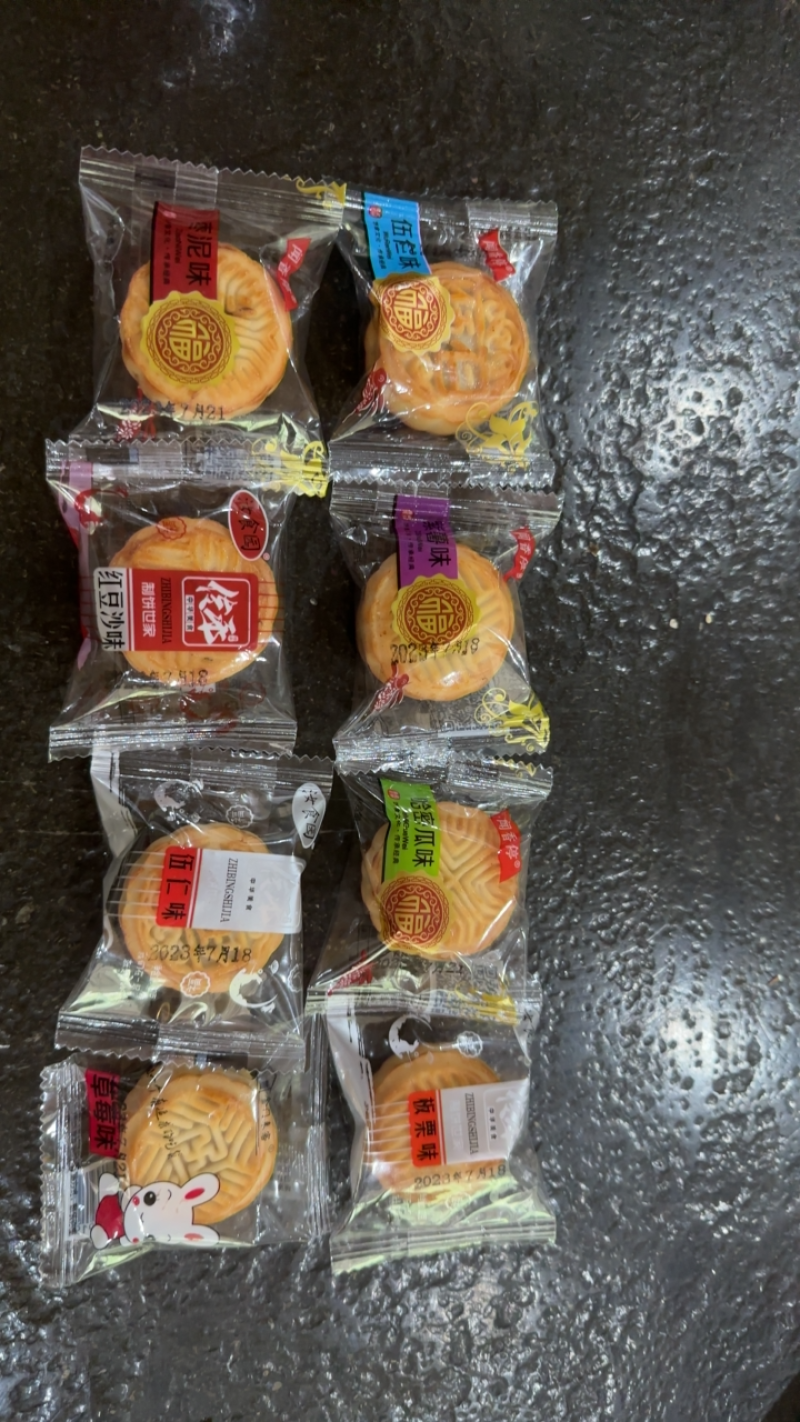 迷你小月饼，一斤约二十个，口味齐全，全年不停生产