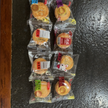 迷你小月饼，一斤约二十个，口味齐全，全年不停生产