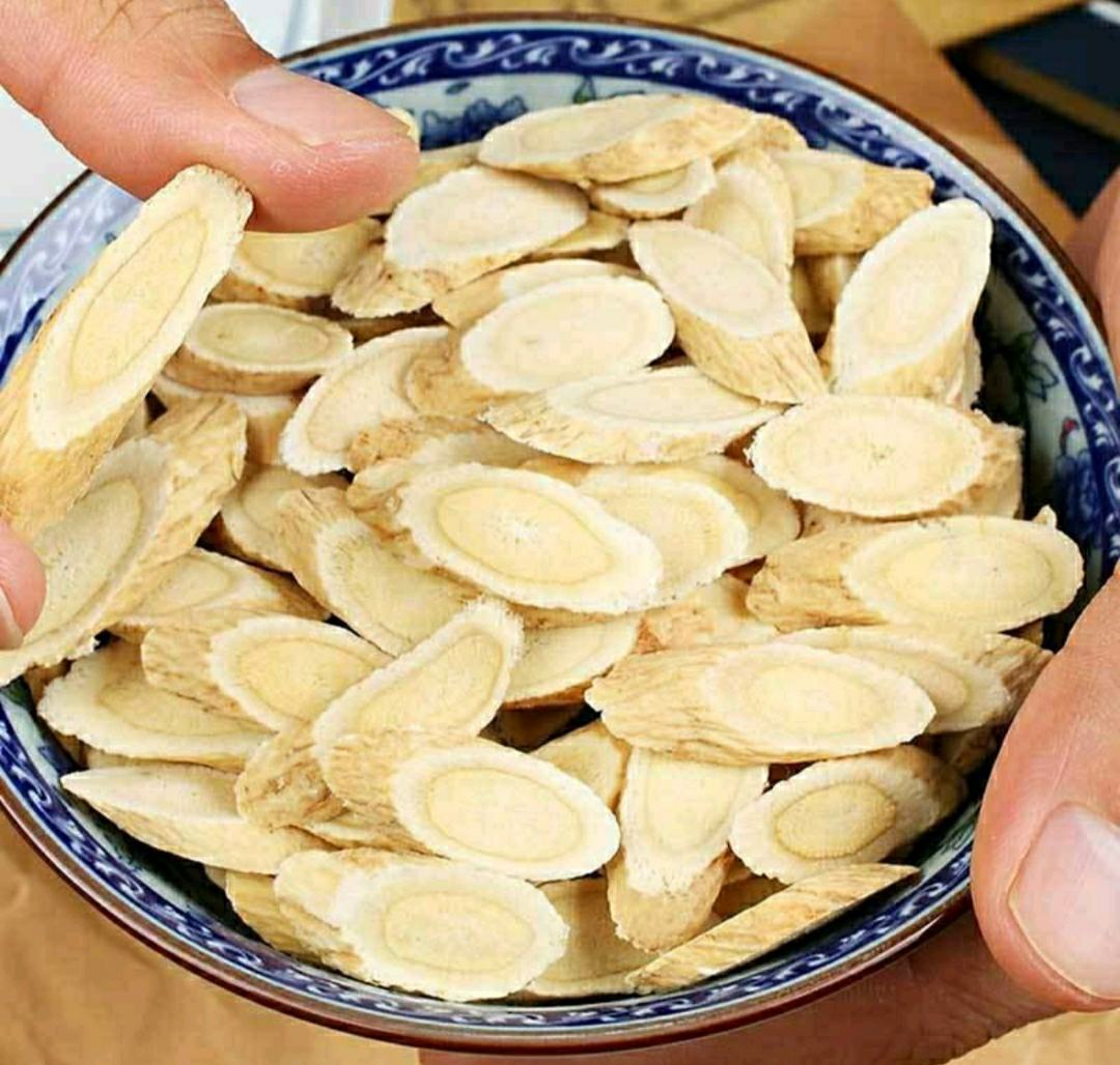 清炒黄芪工艺特写：金黄色断面、均匀焦斑、无炭化
