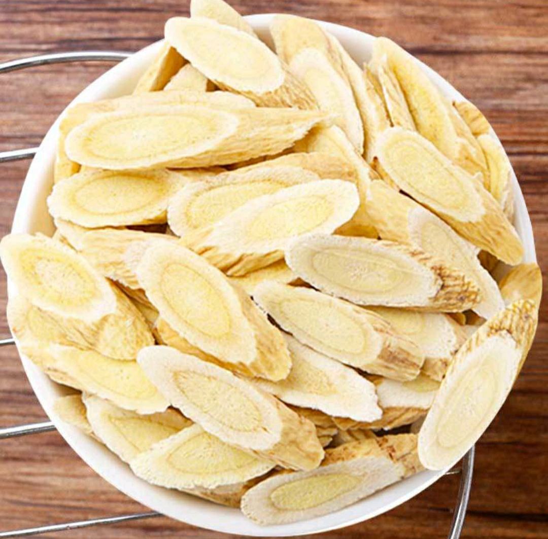 步骤分解图:1.称量黄芪10g(电子天平精确至0.1g)、杜仲6g;2.置入耐热玻璃壶;3.注入100℃沸水300ml;4.加盖焖泡25分钟;5.滤出药液,可见淡琥珀色清亮汤色,无沉淀 黄芪杜仲茶饮冲泡过程示意图
