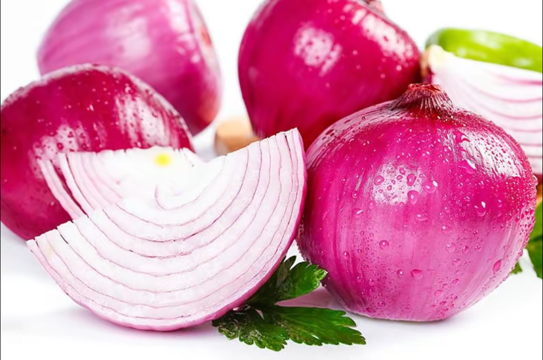 紫皮洋葱切面展示花青素分布,呈现紫色纹理与内部结构 紫皮洋葱切面展示花青素分布