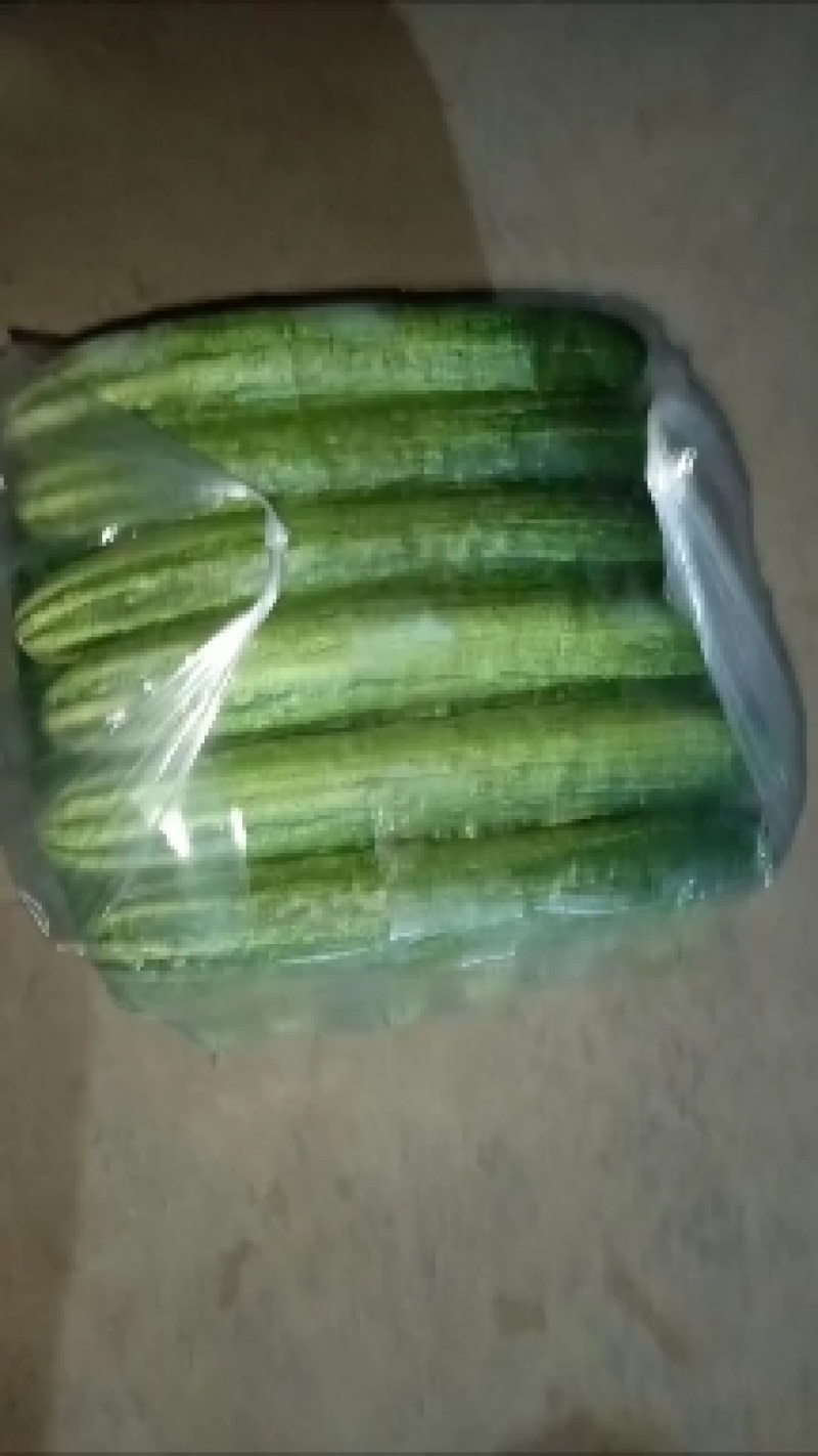 出售番茄辣椒黄瓜茄子，价格一块钱左右一斤。