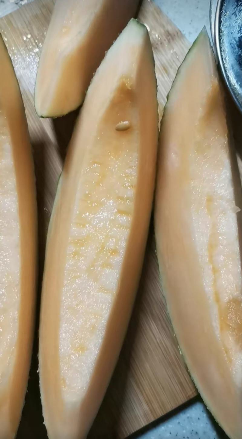吐鲁番哈密瓜，欢迎来电咨询，产地直发一手货源，诚信经营。