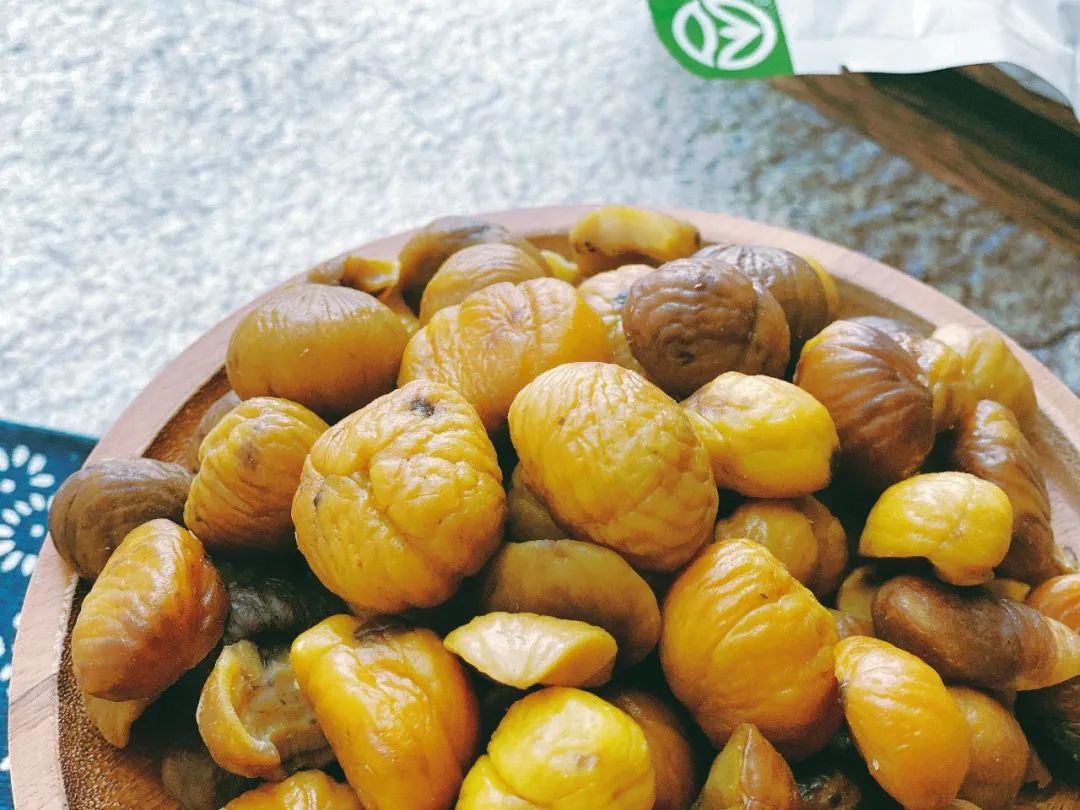 蒸熟的栗子成品图