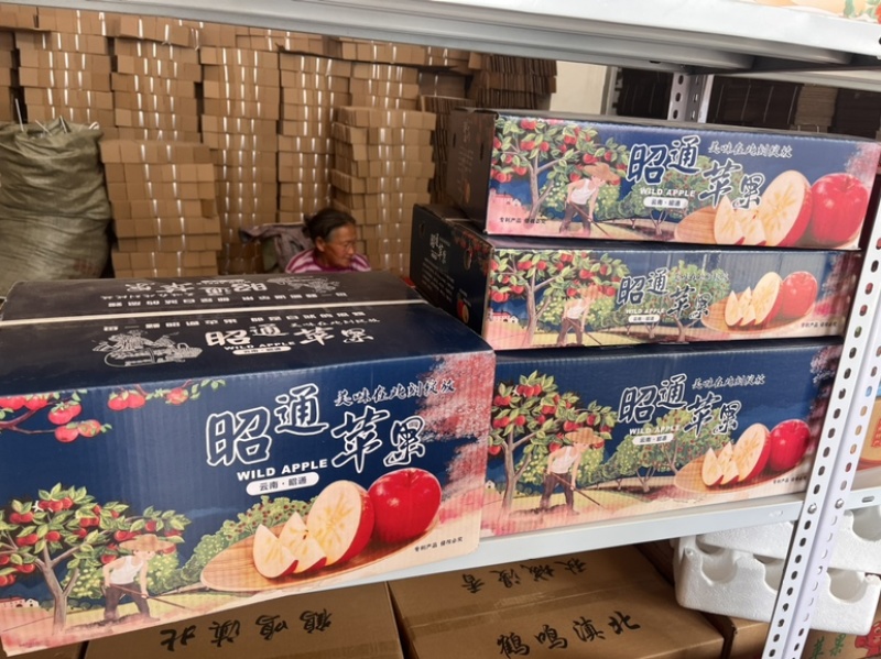 新鲜红露苹果上货，果园现摘现发，口感甜脆