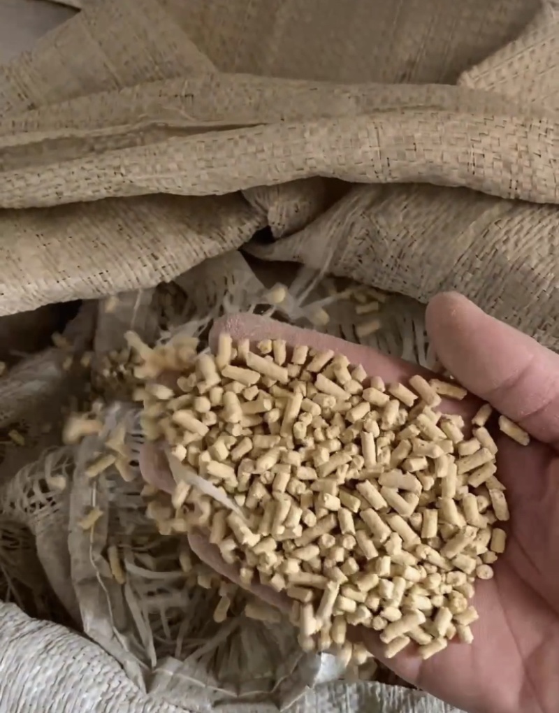 颗粒饲料中期料适合鸡鸭鹅猪牛羊厂家直销，量大从优！