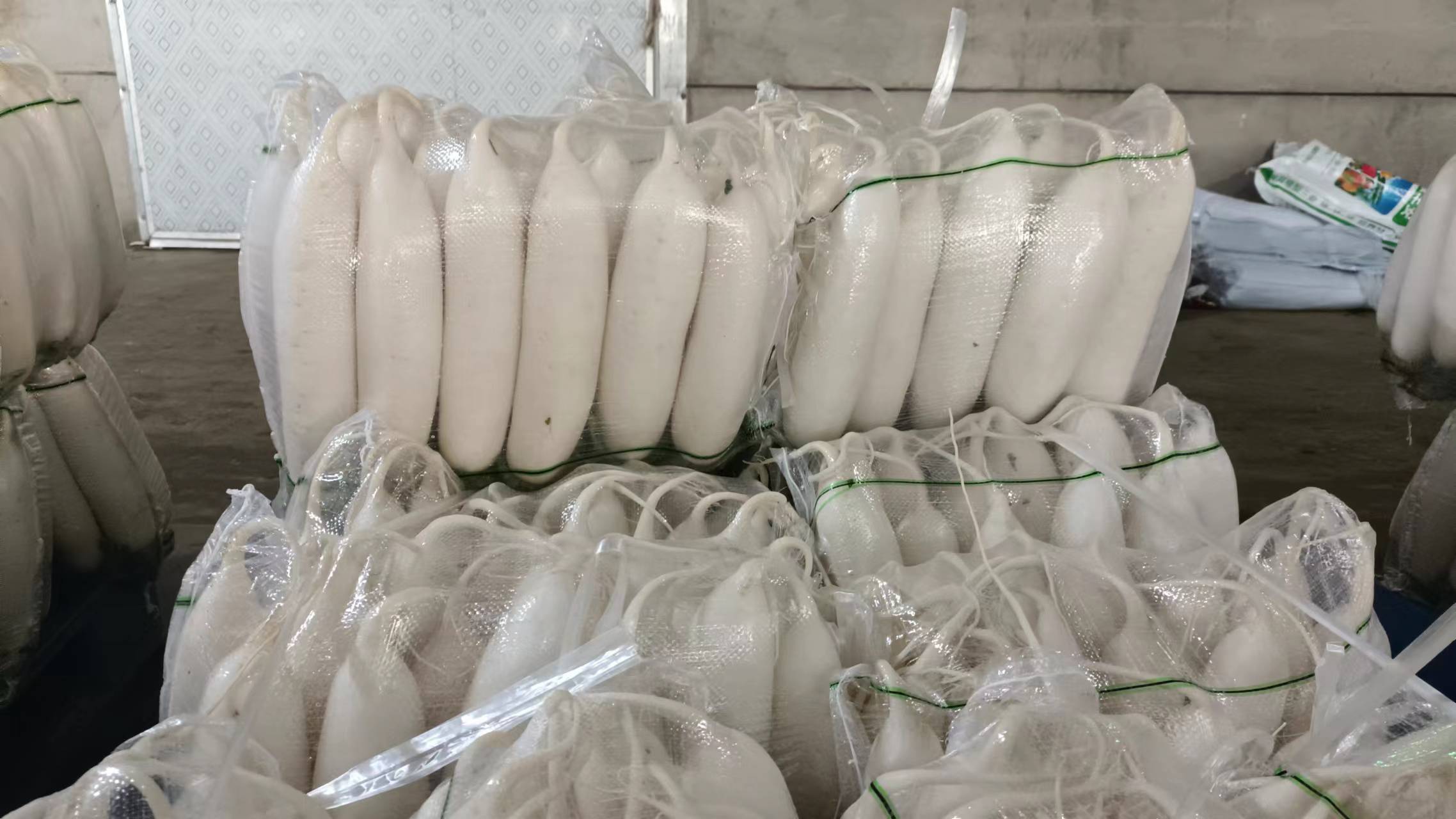 电商平台展示的长白萝卜商品页面,配有高清图片和详细描述 长白萝卜在电商平台上的销售页面截图