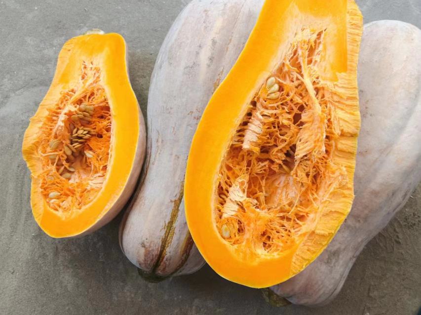 蜜本南瓜切块准备