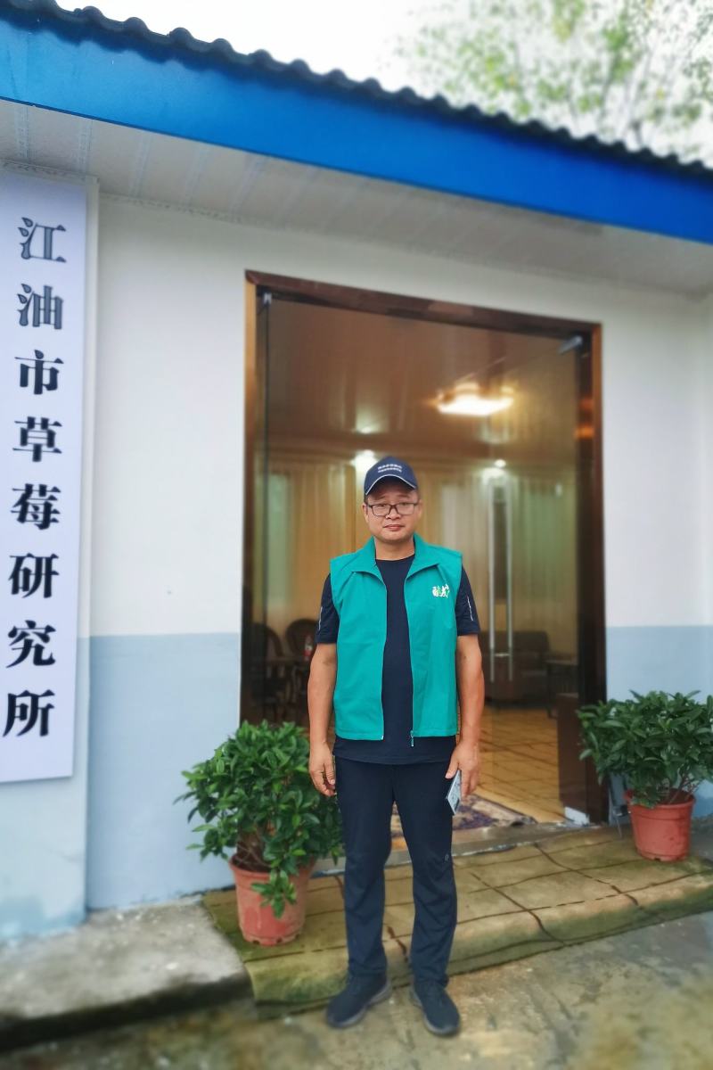 脱毒种苗繁育基地，主要品种有，大叶红颜，红玉，越心，雪兔