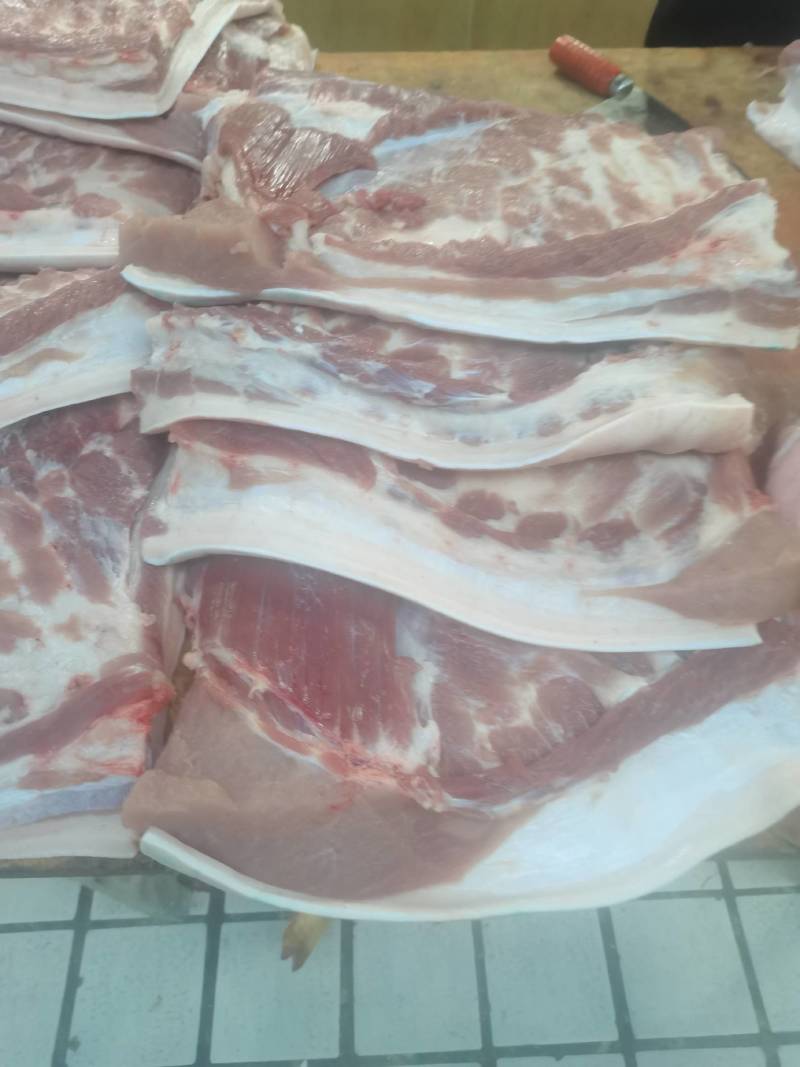【热卖】正规屠宰场分割出来正宗五花肉，一手货源可视频看货