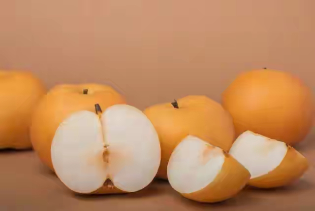 新鲜的鸭梨被切成薄片,果肉洁白细腻,果汁丰富,清晰可见的果肉纹理展示了其高品质 鸭梨切片特写