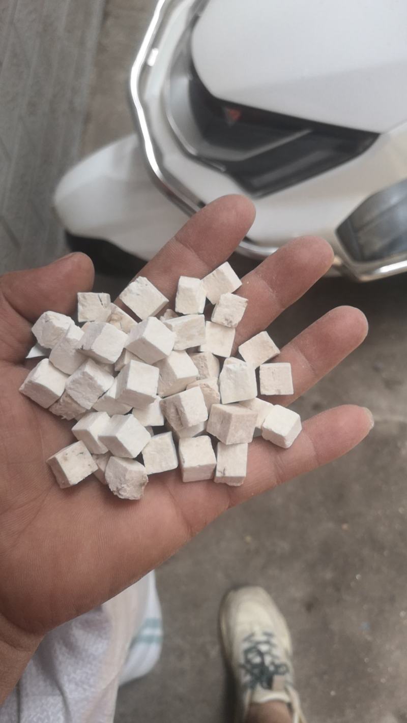 茯苓手工切开，自然晒干，无硫无泥，欢迎各位老板来电