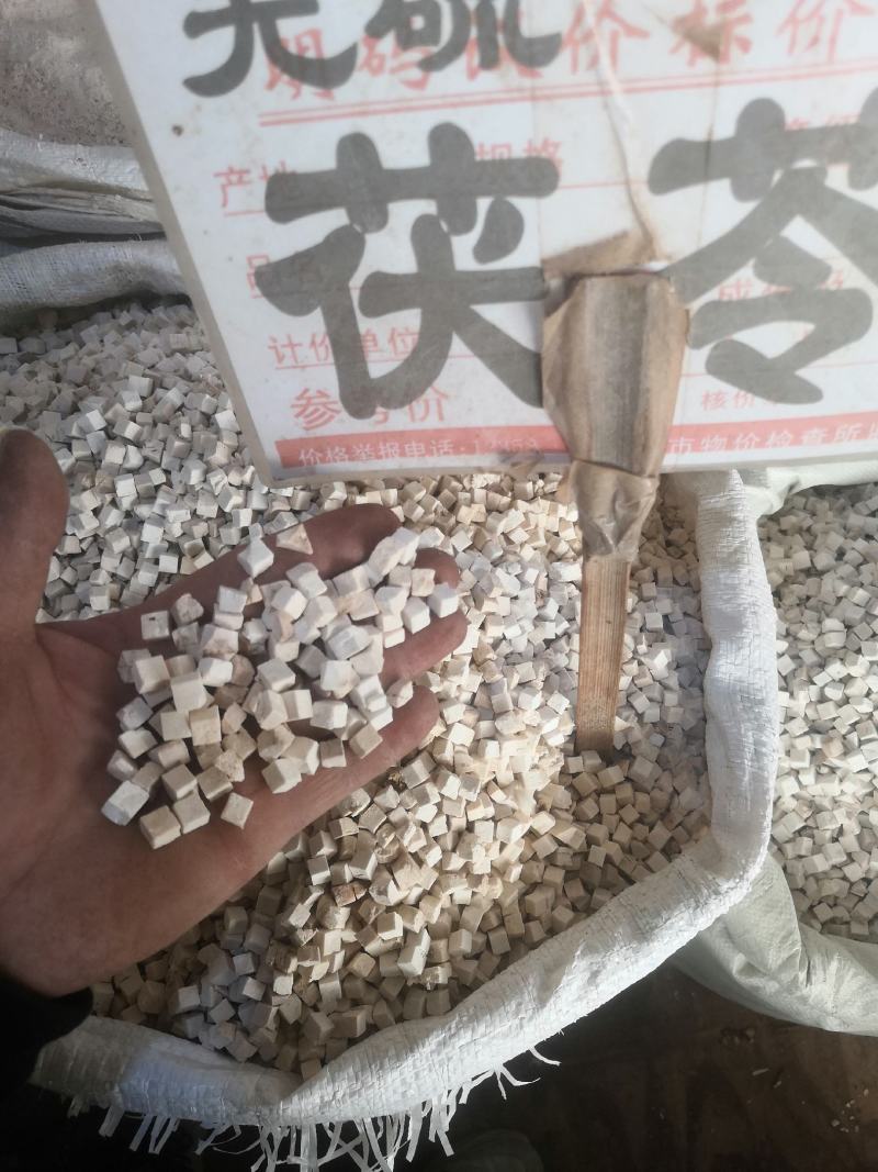 茯苓手工切开，自然晒干，无硫无泥，欢迎各位老板来电