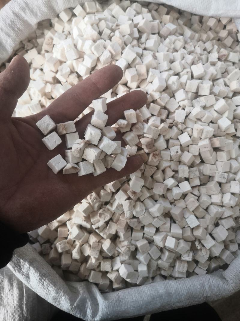 茯苓手工切开，自然晒干，无硫无泥，欢迎各位老板来电