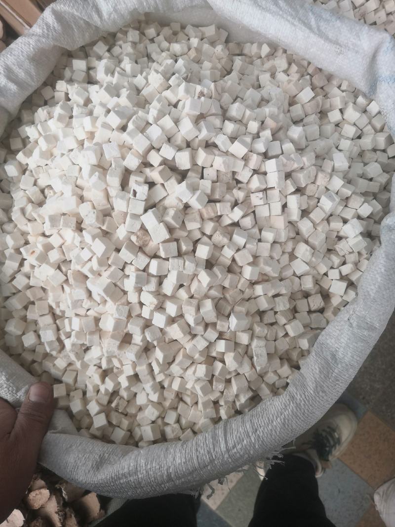 茯苓手工切开，自然晒干，无硫无泥，欢迎各位老板来电