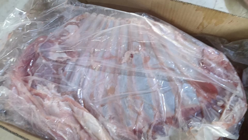 波尔山羊肉品展示图,展示新鲜羊肉、分割肉、真空包装产品 波尔山羊肉品展示图