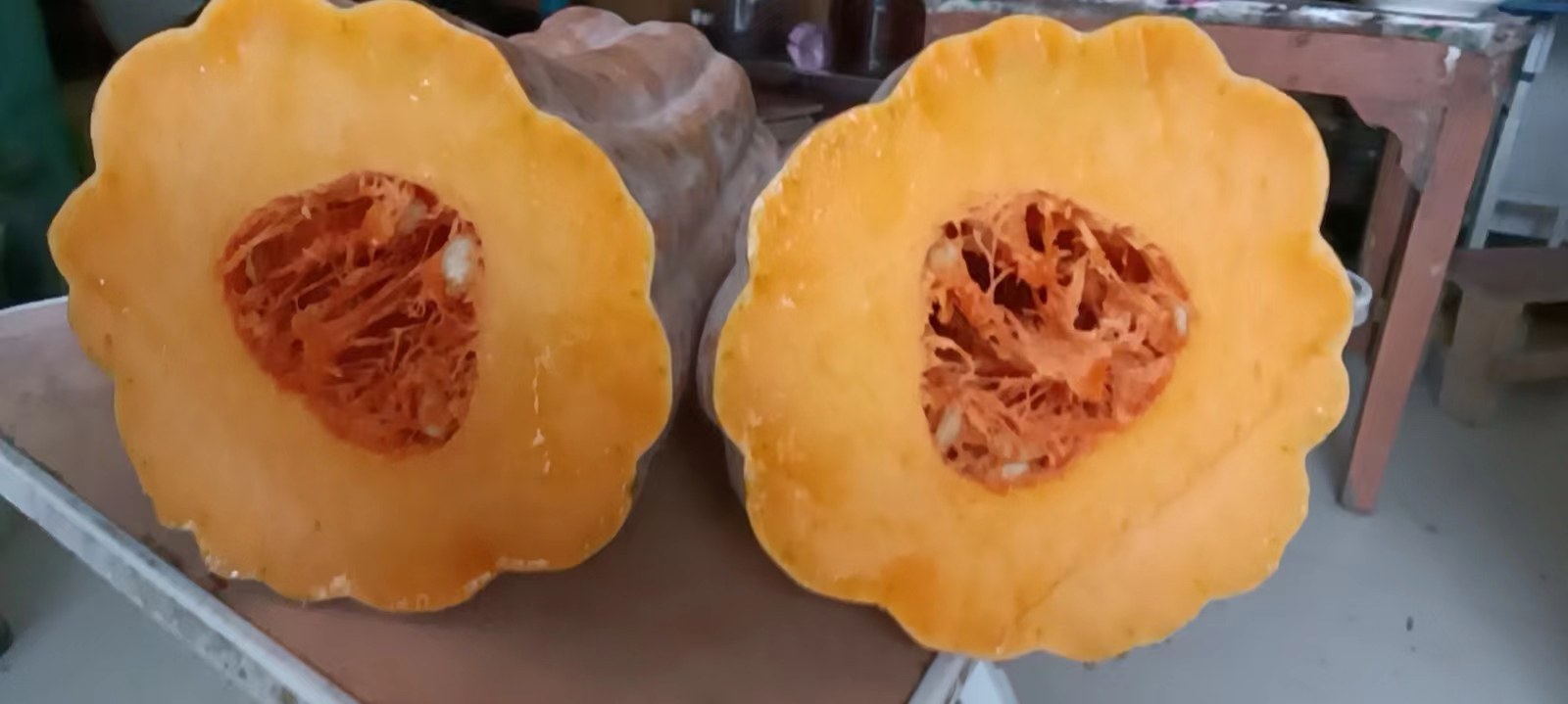 橙子果肉内部可见黑色种子 橙子切开后露出黑色籽的特写