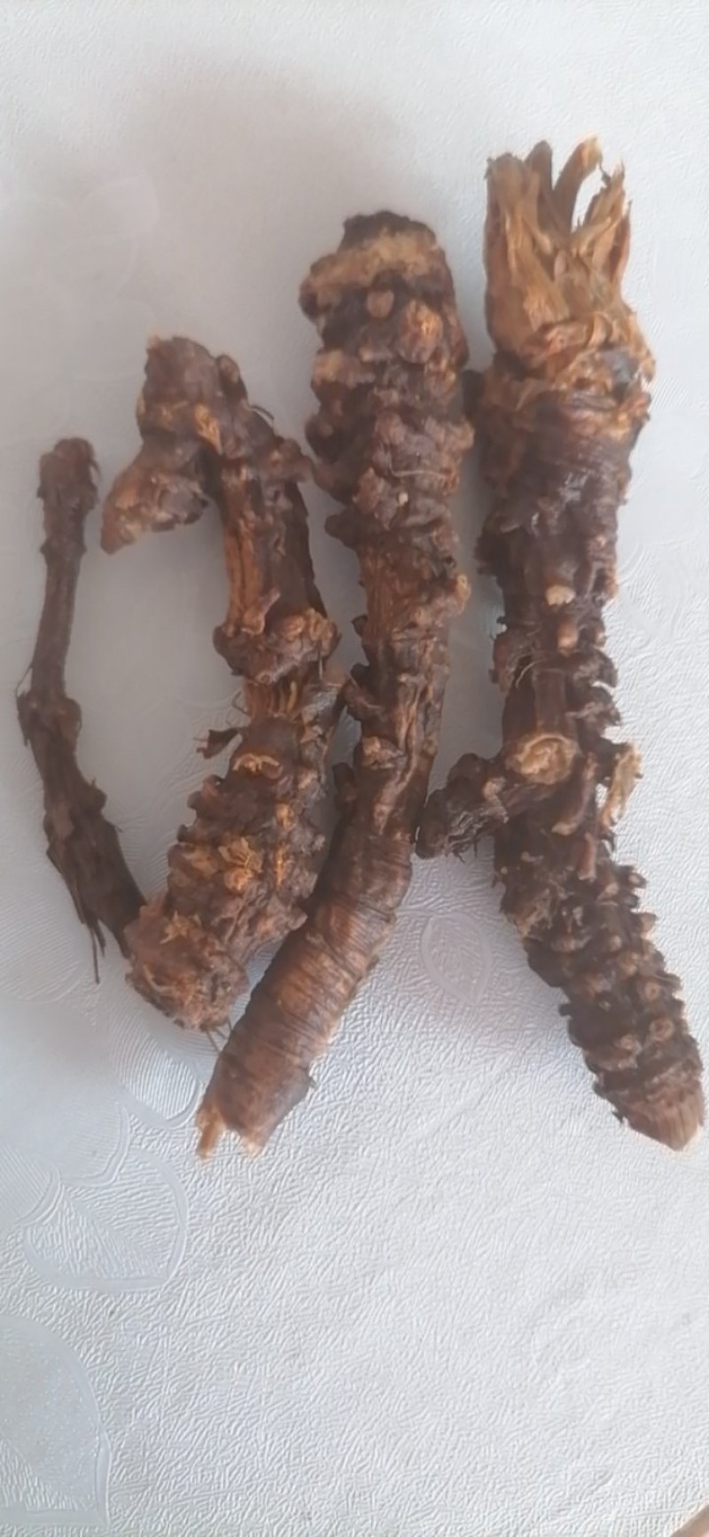 缠丝羌活，干品统货，无虫蛀，无腐烂，无来质，有需要联系。