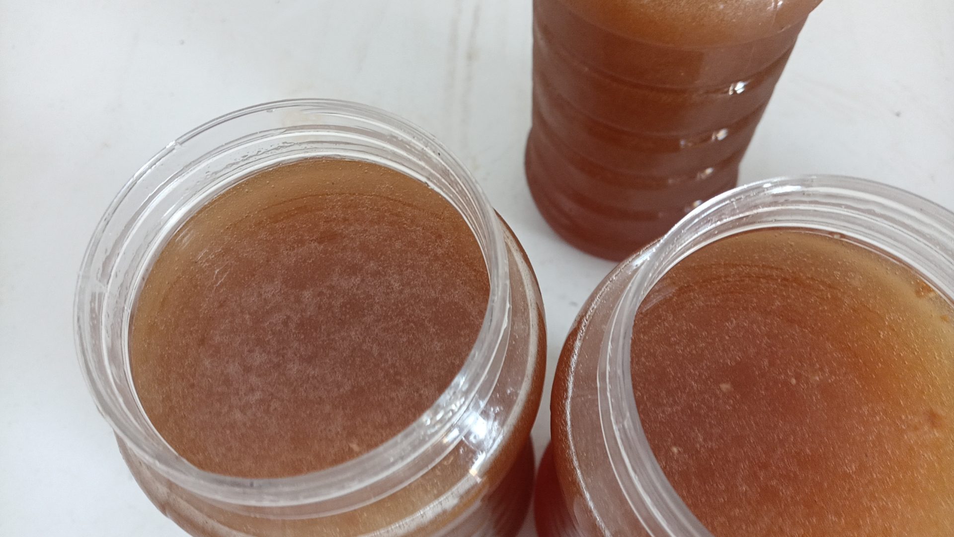 沙棘蜂蜜瓶装产品展示,标签清晰标明产地与成分 沙棘蜂蜜瓶装产品展示