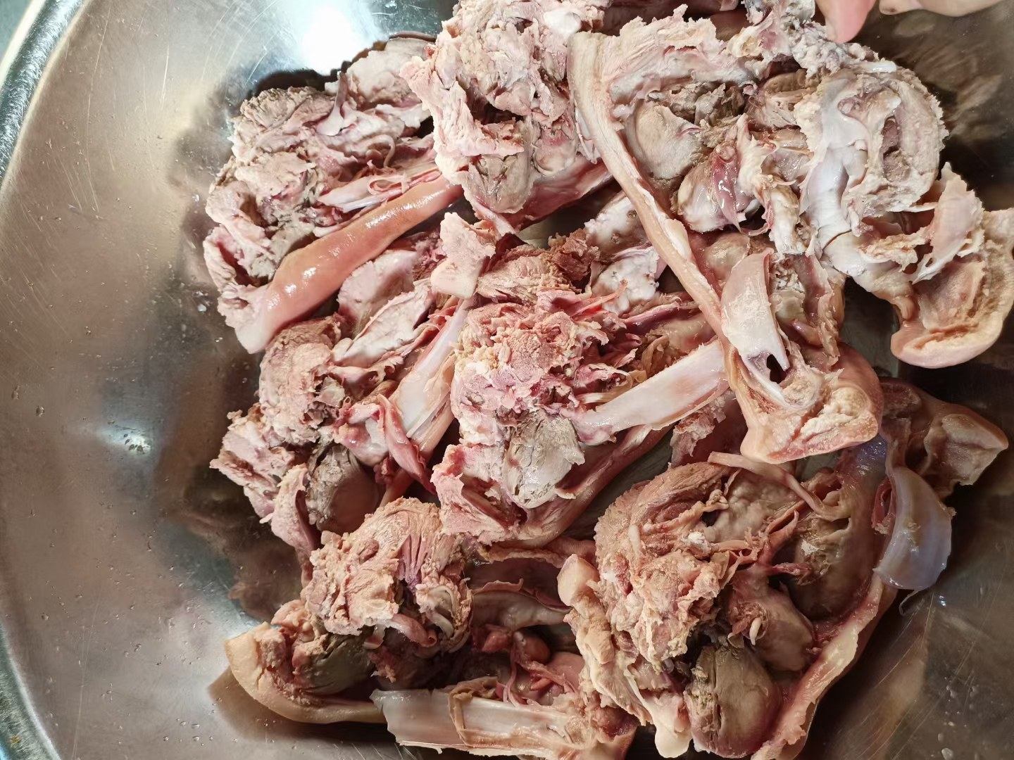 炖锅中猪头肉与鸡蛋正在慢火炖煮,汤色清澈,香气四溢 炖煮过程图