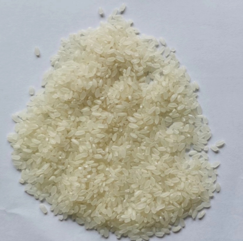 正在将白萝卜和苹果加入煮沸的大米粥中 白萝卜苹果粥制作过程