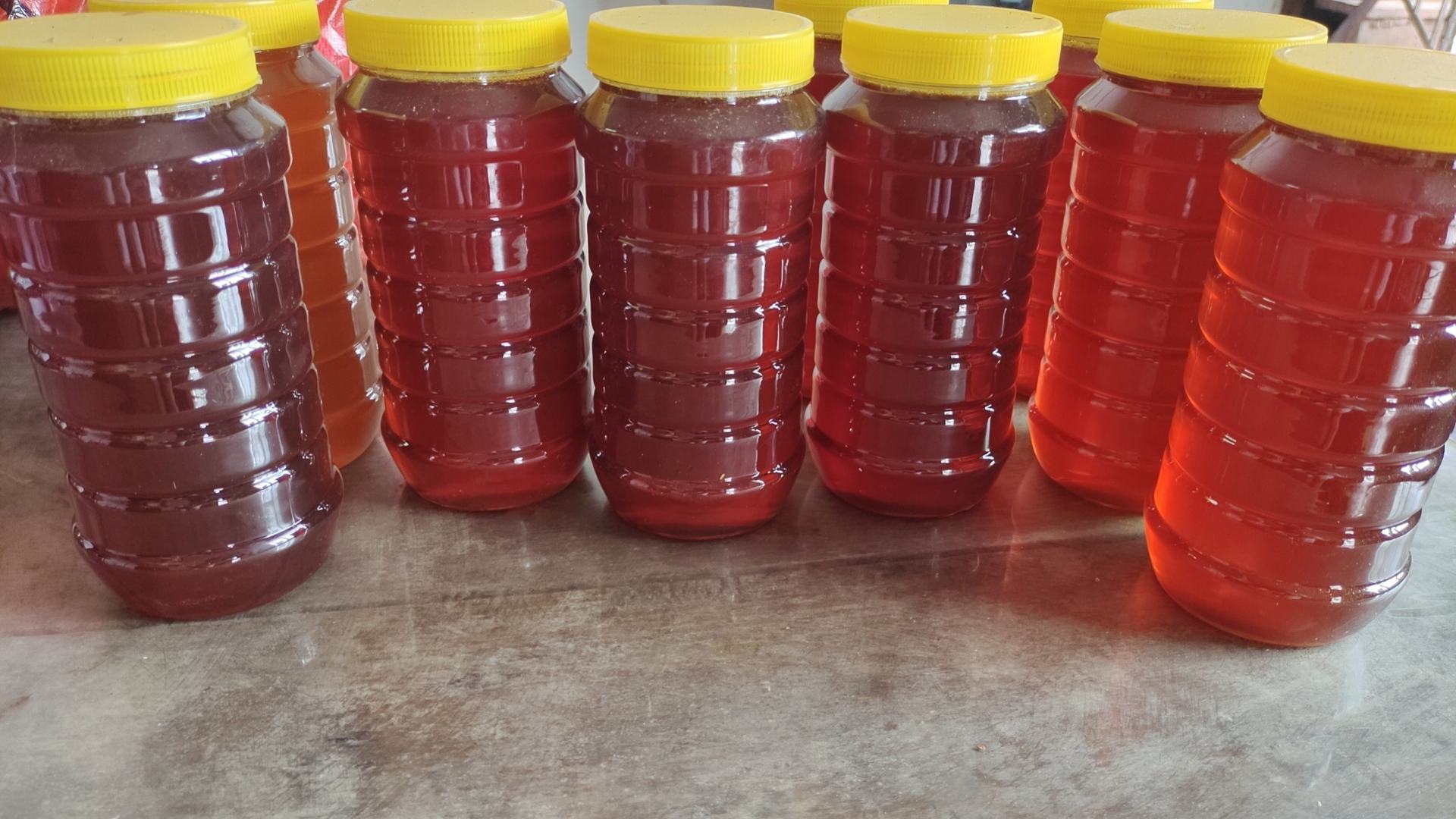 一杯蜂蜜柠檬水,旁边摆放新鲜柠檬和蜂蜜罐,展现健康饮品搭配 蜂蜜与柠檬搭配