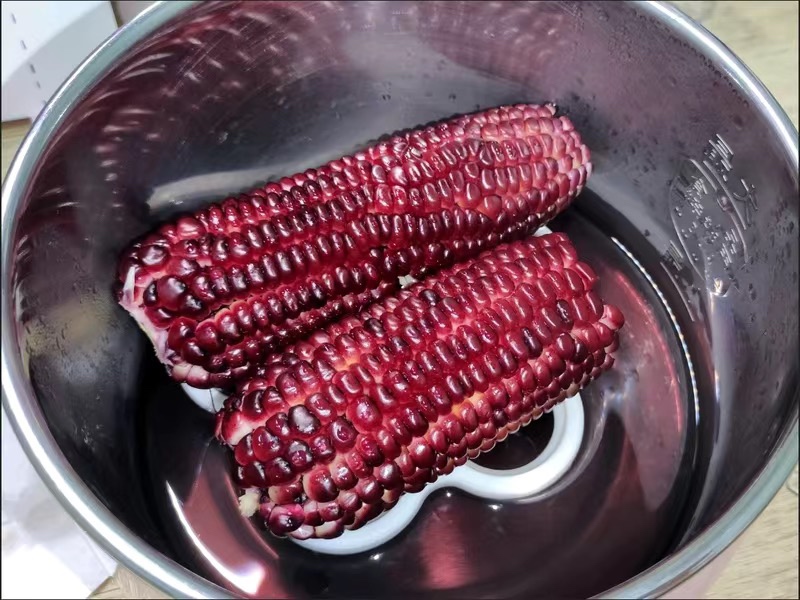 厨房场景中的黑玉米烹饪过程