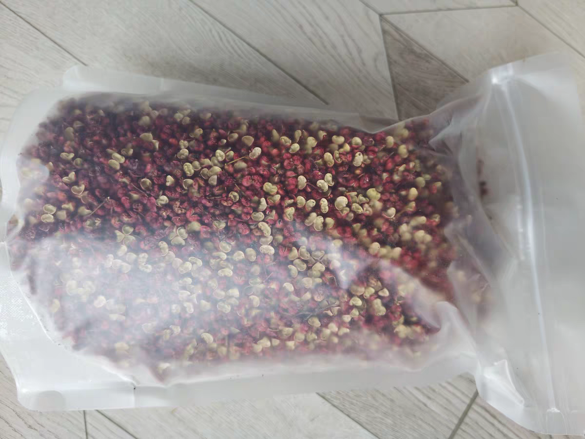 图片说明:展示几种适合保存胡椒粒的密封容器,包括玻璃罐、真空袋和防潮盒 胡椒粒保存容器展示