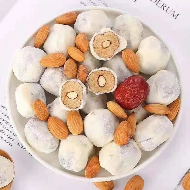 奶枣巴旦木夹心奶枣，有抹茶味、草莓味、巧克力味、奶香味