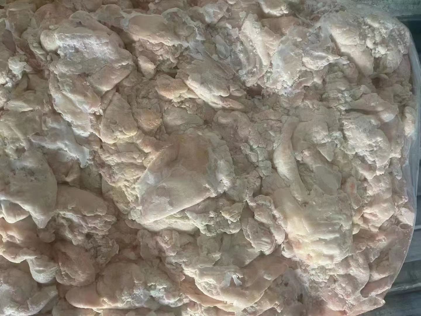 图中展示鸡肉与茄子的主要营养成分表格,包括蛋白质、脂肪、维生素含量等 鸡肉与茄子的营养成分对比