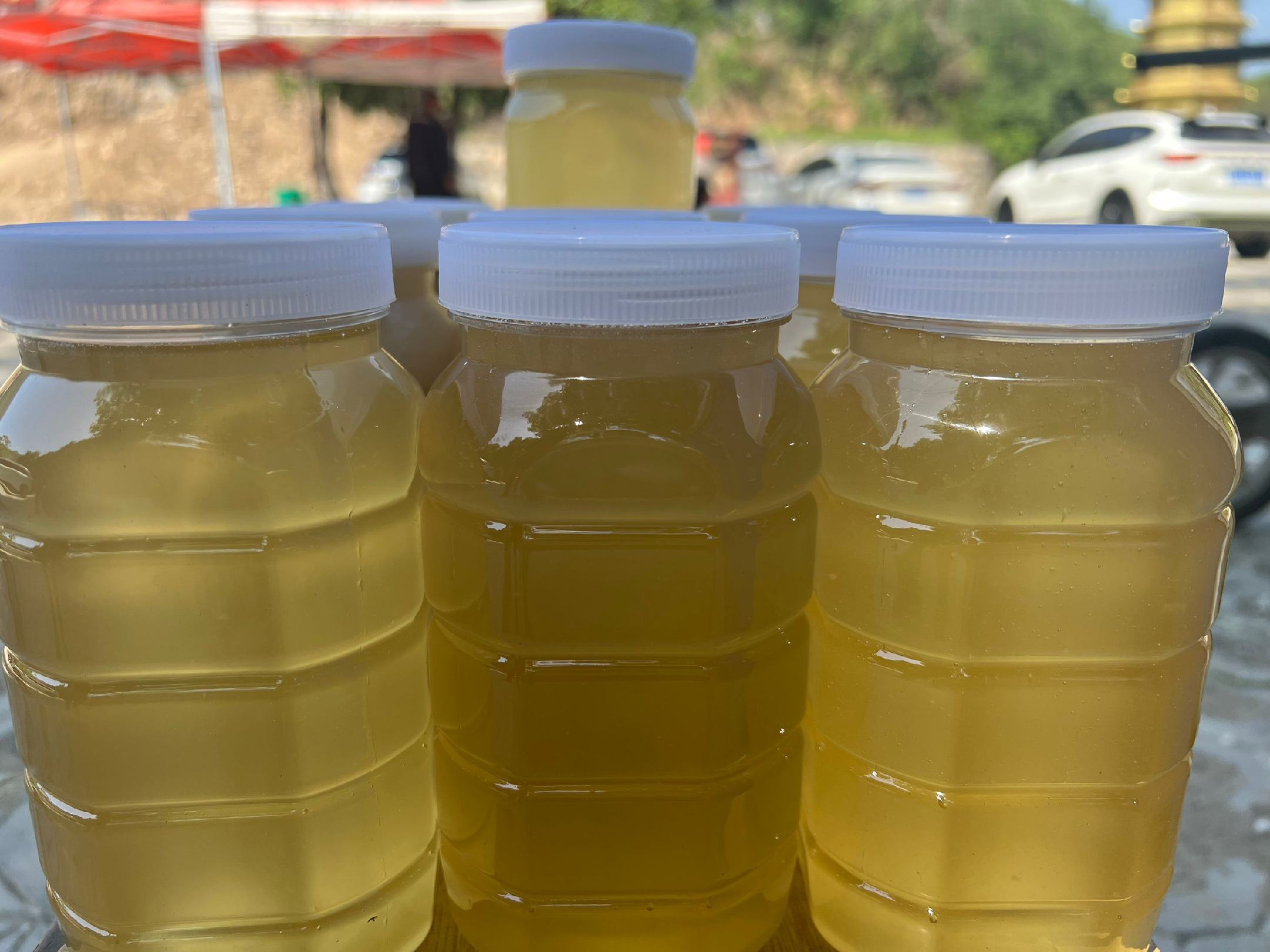 展示蜂蜜从透明到乳白色结晶的变化过程,背景为玻璃罐,清晰可见颜色和质地变化 蜂蜜变白的结晶过程