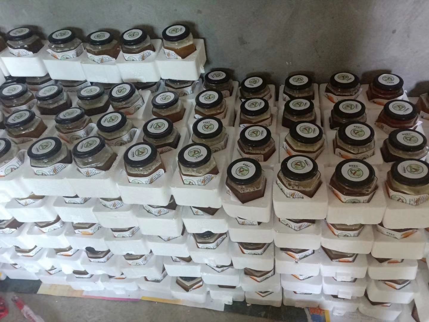 一瓶纯野生蜂蜜特写,标签上标明采集地、生产日期、检测认证信息 野生蜂蜜瓶装展示图