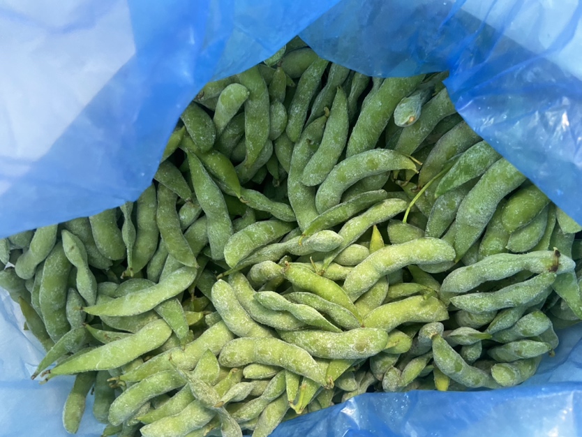 冰箱中存放水煮毛豆的场景