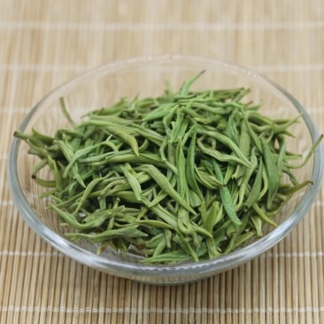 恩施富硒绿茶，芽头，初展，高山云雾茶，粟香持久，茶毫丰富