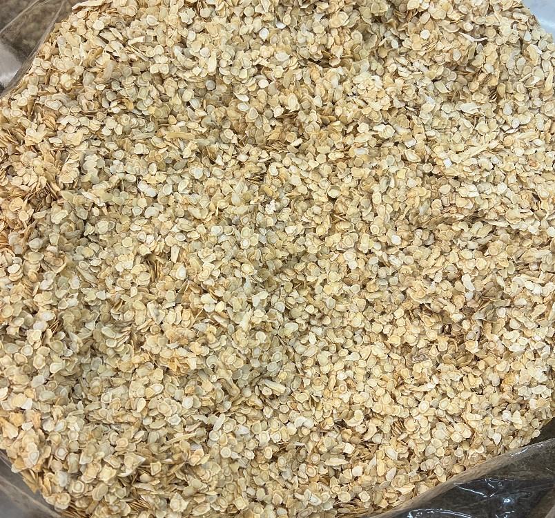 一张对比图展示西洋参切片分别放入清水和红茶中的变化,左侧杯中西洋参在清水中保持清澈透明,右侧杯中茶水颜色浑浊并出现絮状沉淀物,说明鞣酸影响了西洋参成分的溶解 图片描述