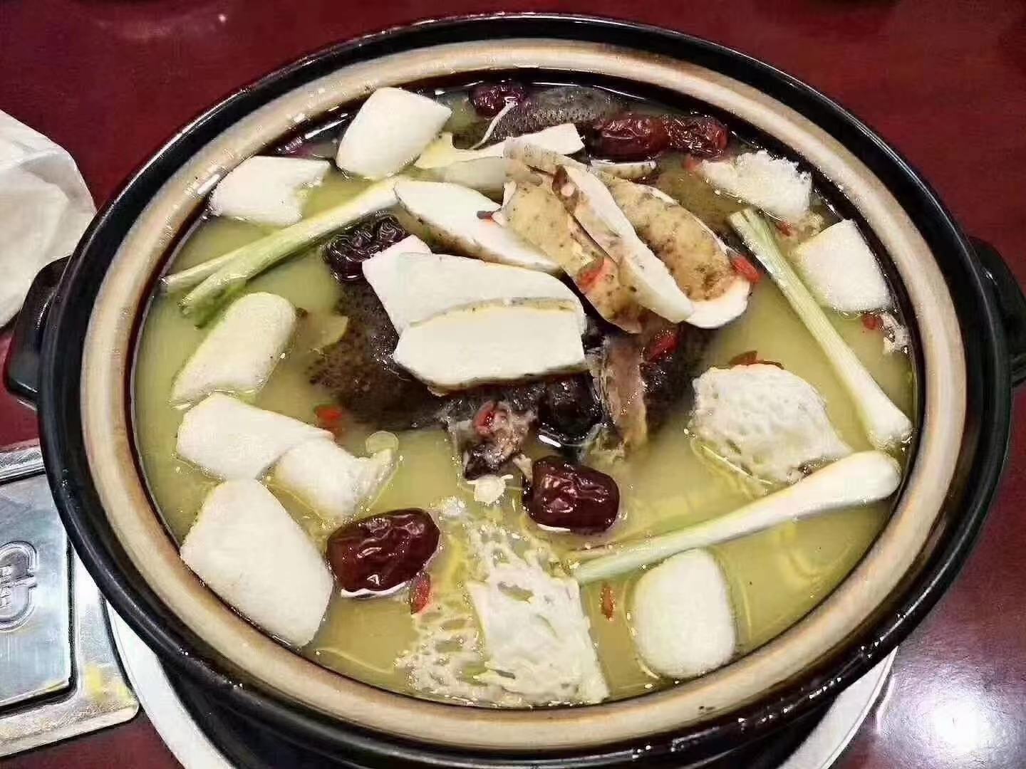 白芷白术炖鸡汤图