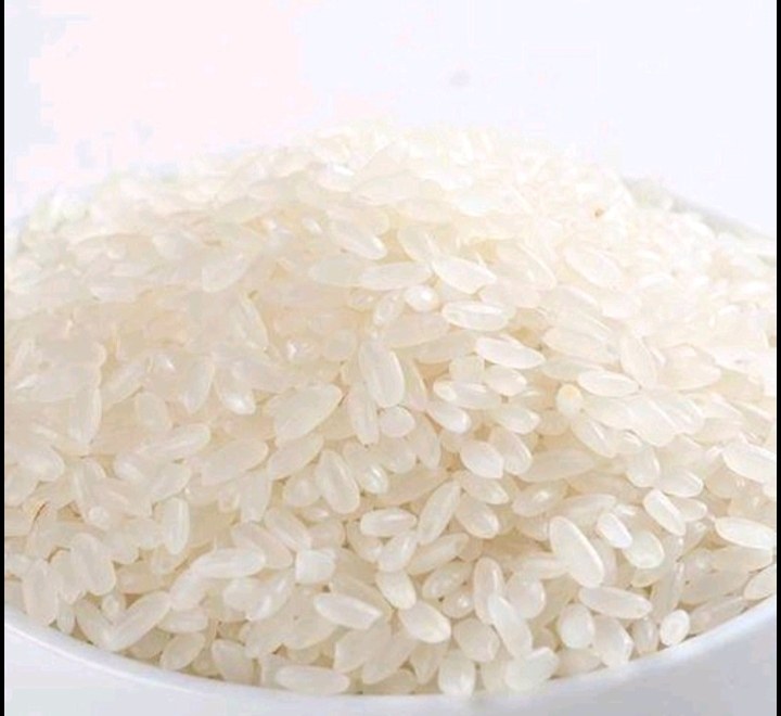 展示长粒香大米的米粒形态,颗粒修长洁白,散发自然光泽 长粒香大米实物图