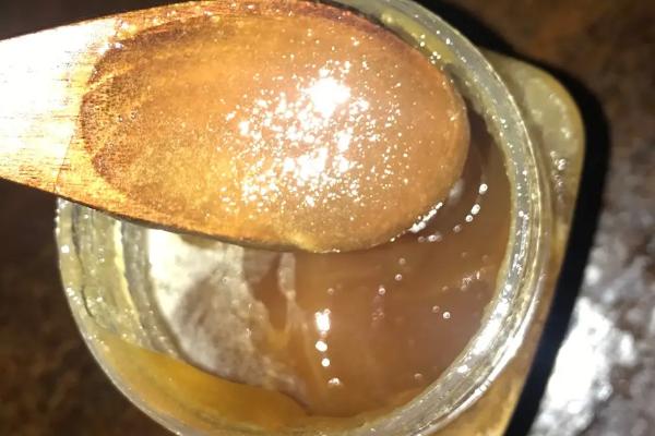 展示生蜂蜜与熟蜂蜜的物理状态差异,左侧为稀薄的生蜂蜜,右侧为浓稠的熟蜂蜜 生蜂蜜与熟蜂蜜对比图