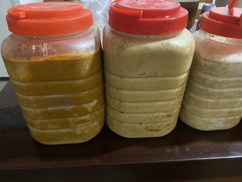 蜂蜜长时间存放后的颜色对比
