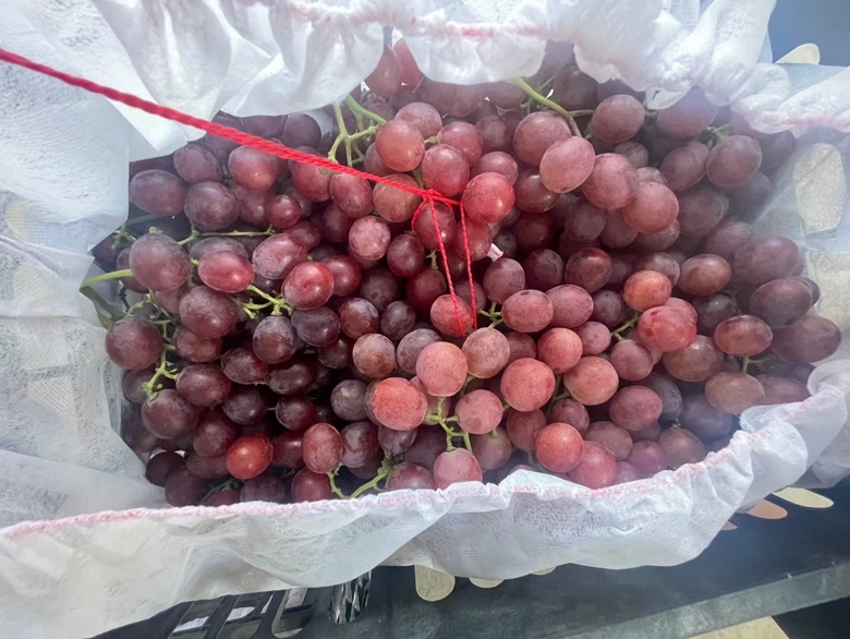 消费者在超市选购智利无籽红提