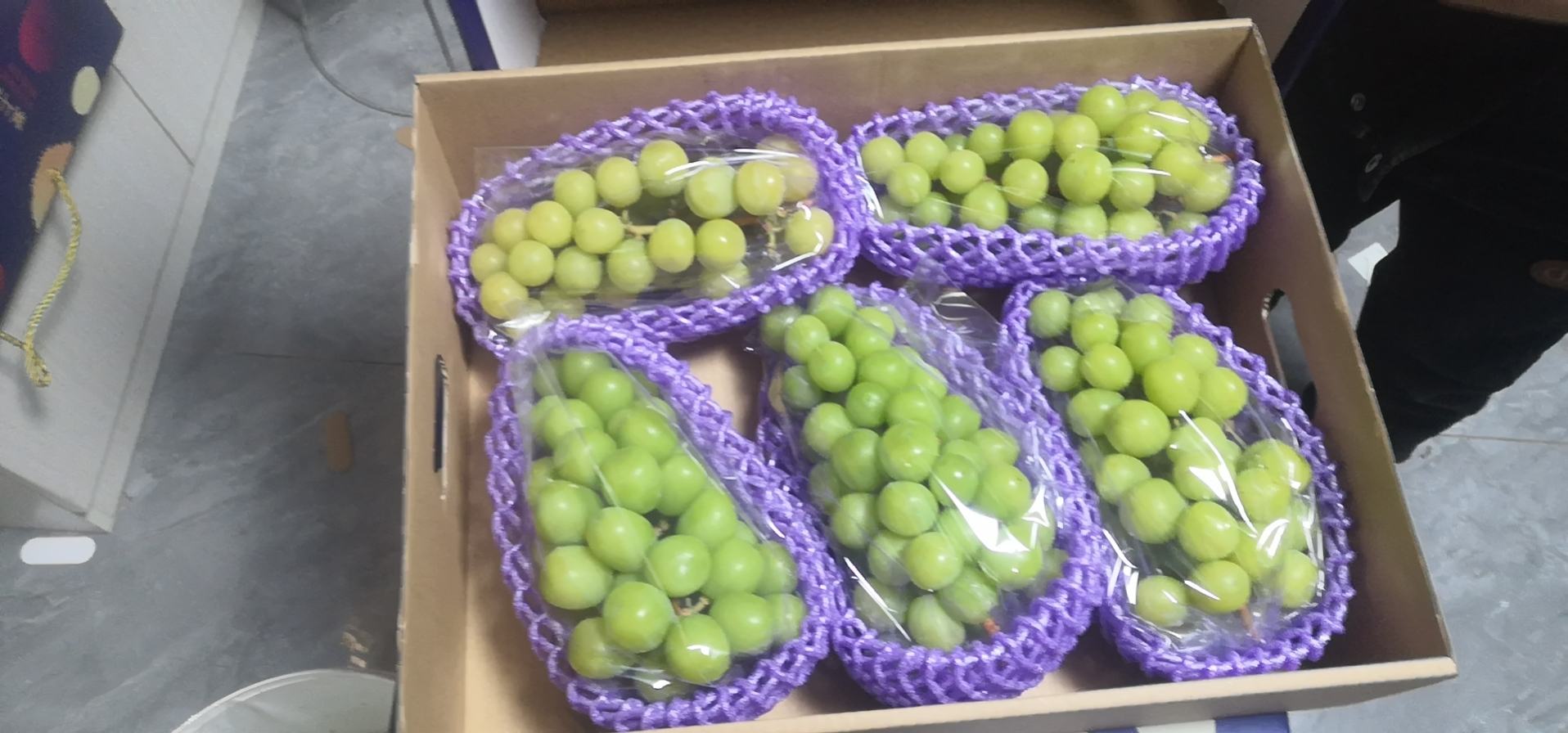 阳光玫瑰葡萄礼盒包装展示