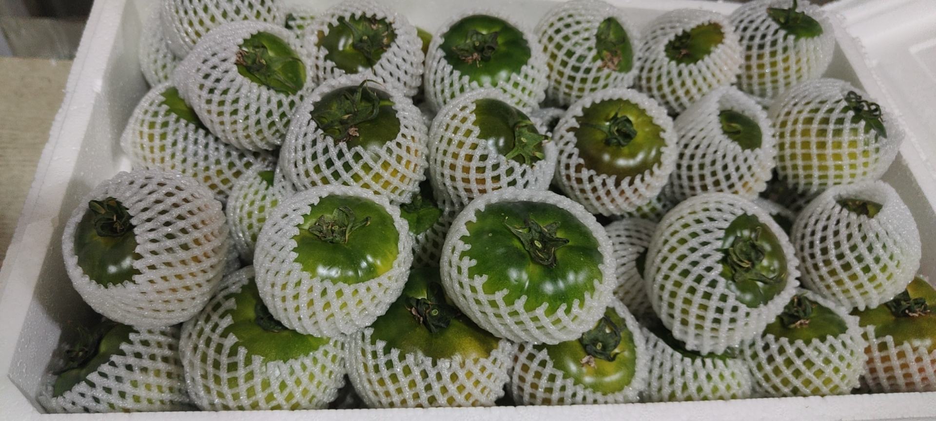 西红柿营养成分图解,展示其富含维生素C、维生素A、钾、膳食纤维和番茄红素等营养元素 西红柿营养成分图解