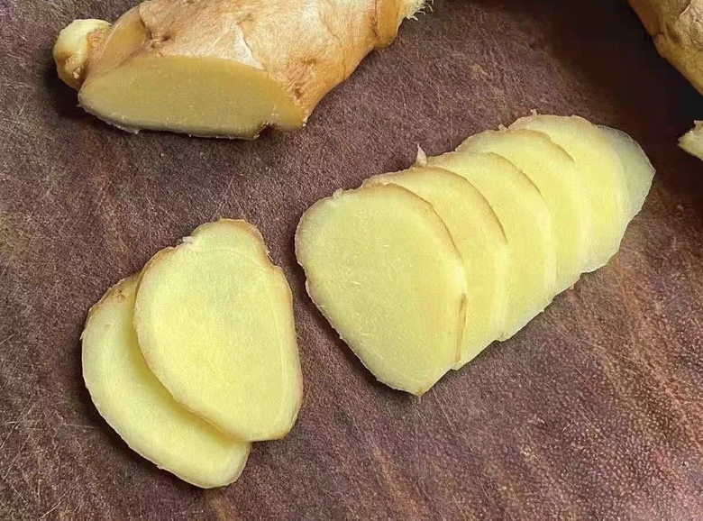 大黄姜被切成薄片,准备冲泡 大黄姜切片过程