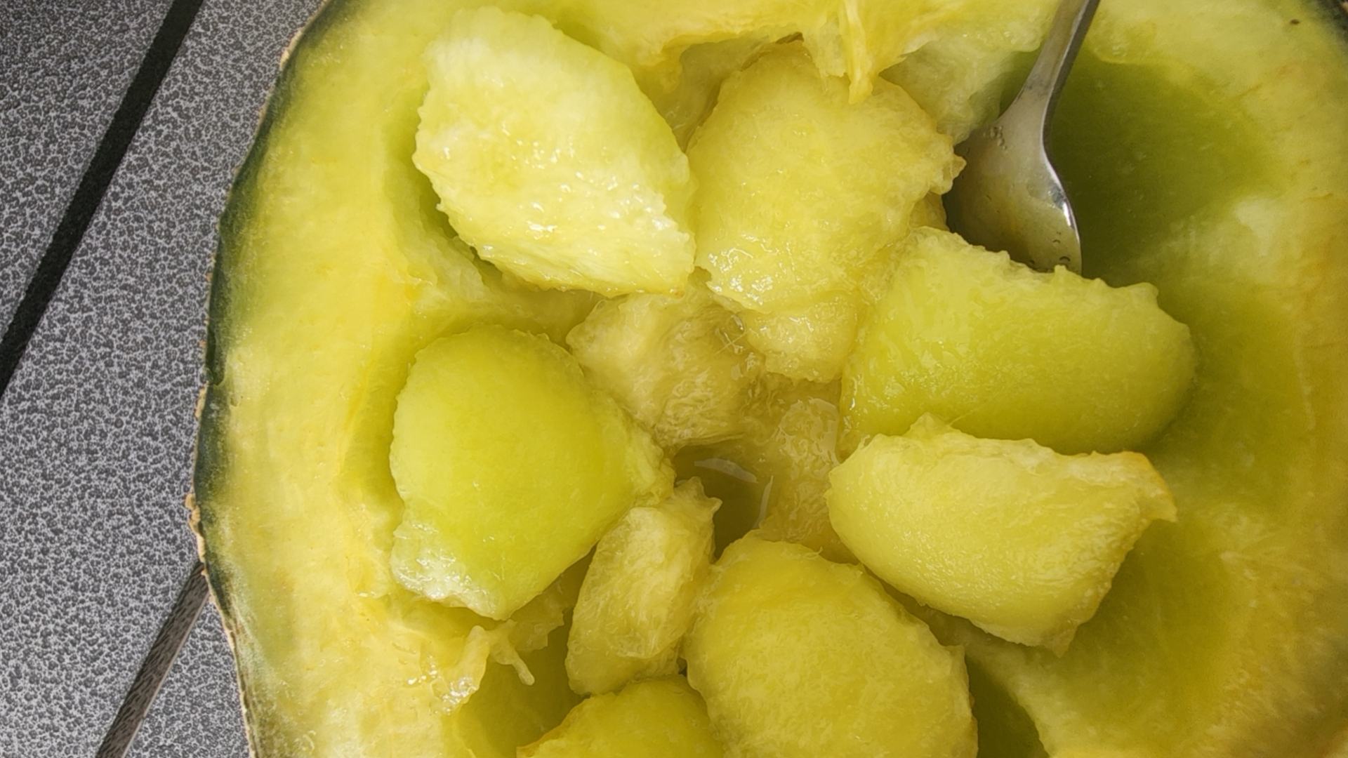 网纹瓜切开果肉展示