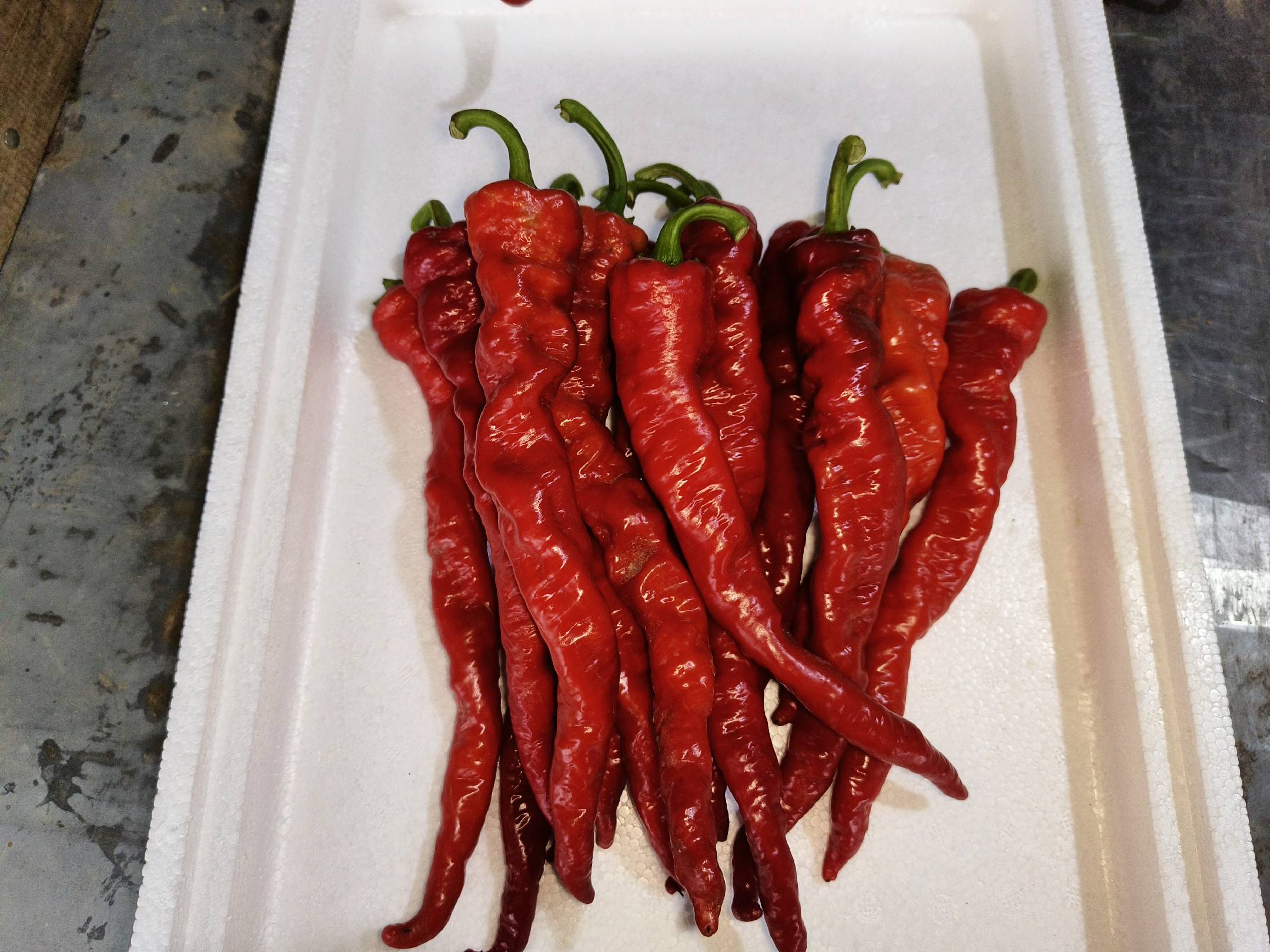 红椒与泡发后的黑木耳摆放在案板上,旁边有刀具和调料瓶 红椒与泡发后的黑木耳摆放在案板上,旁边有刀具和调料瓶