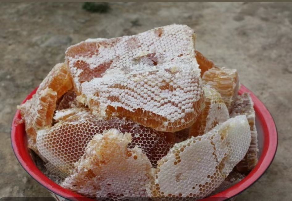 展示不同种类优质蜂蜜的实物图,包括结晶与非结晶状态 优质蜂蜜样品展示图
