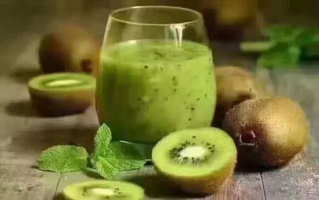 芹菜猕猴桃汁搭配酸奶或果昔的创意吃法展示图